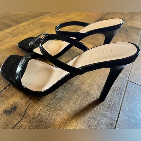 Simple cute black heels - Picture 3 of 3